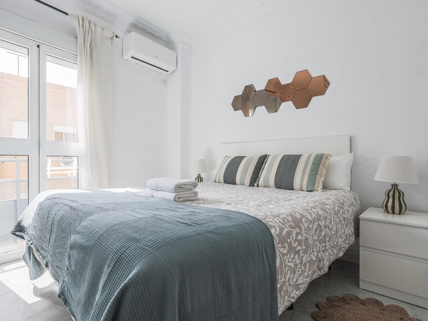 2 habitaciones, tabla de planchar con plancha y internet 