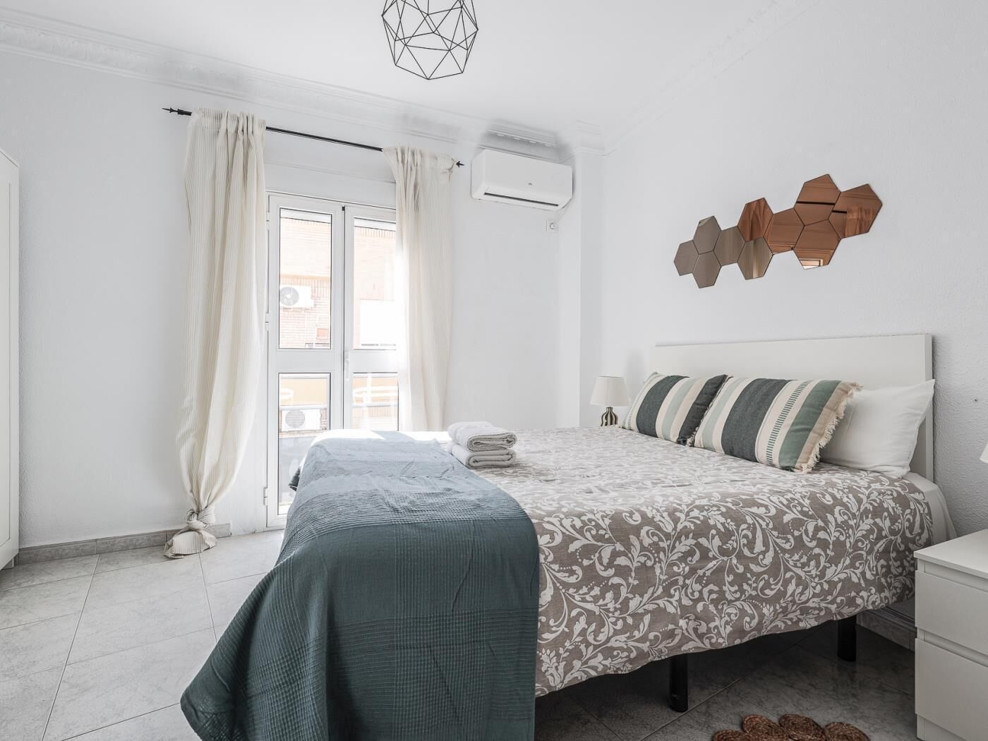 2 slaapkamers, een strijkplank/strijkijzer, internet