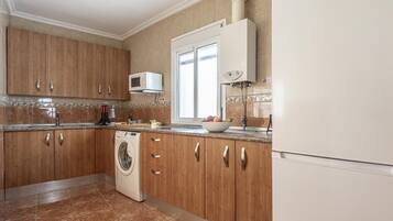 Refrigerador, microondas, cafetera/tetera, tostadora