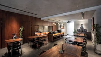 每日供應自助早餐 (每人 VND200000)