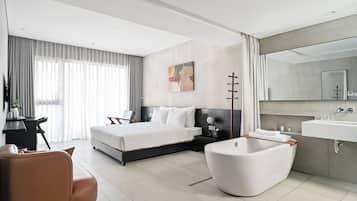 3E Signature | Premium bedding, minibar, in-room safe, desk