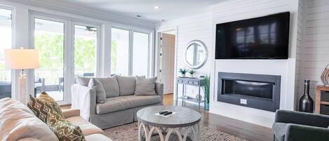 テレビ、テーブルサッカー台、ステレオ