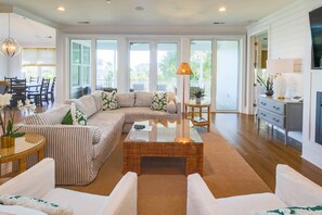 Télévision, baby-foot, chaîne hi-fi