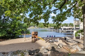 Property grounds - Charming lakefront condo with pool, patio & washer/dryer - dog-friendly (Osage Beach)