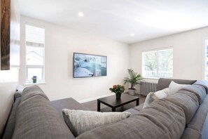 TV - Newly Reno`d 2 bdrm Kitsilano  Centrally Located (Vancouver)