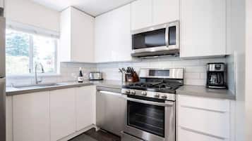 Fridge, microwave, oven, coffee/tea maker