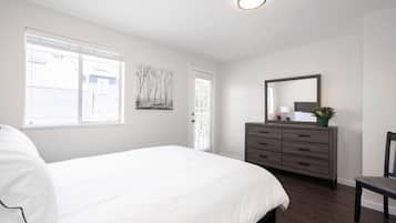 2 bedrooms, desk, WiFi