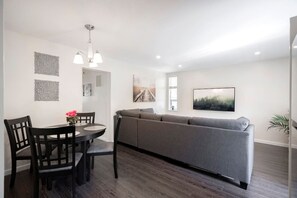 TV - Newly Reno`d 2 bdrm Kitsilano  Centrally Located (Vancouver)