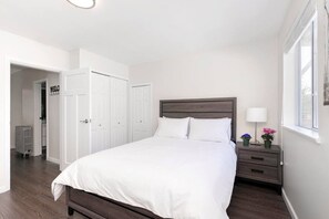 2 bedrooms, desk, WiFi