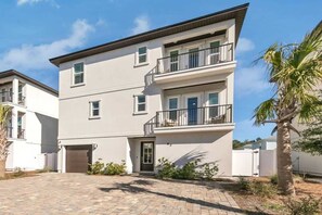Exterior - The Salty Stay | FREE Golf Cart & Beach Chairs Included | Super Cute Location! Near Ice Cream & Coffee! (Miramar Beach)