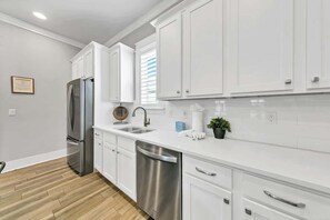 Fridge, microwave, oven, stovetop - The Salty Stay (Miramar Beach)