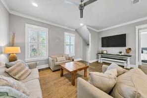 Smart TV, offices - The Salty Stay | FREE Golf Cart & Beach Chairs Included | Super Cute Location! Near Ice Cream & Coffee! (Miramar Beach)