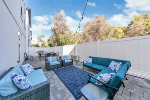 Outdoor dining - The Salty Stay |WOW!! 1PM Check in! | FREE Golf Cart & Beach Chairs Included | Super Cute Location! Near Ice Cream & Coffee! (Miramar Beach)