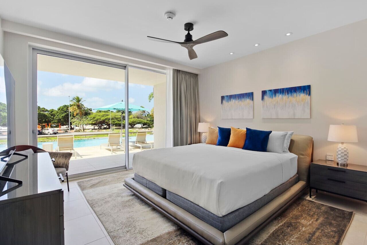 3 makuuhuonetta, tallelokero huoneessa, silitysrauta/-lauta