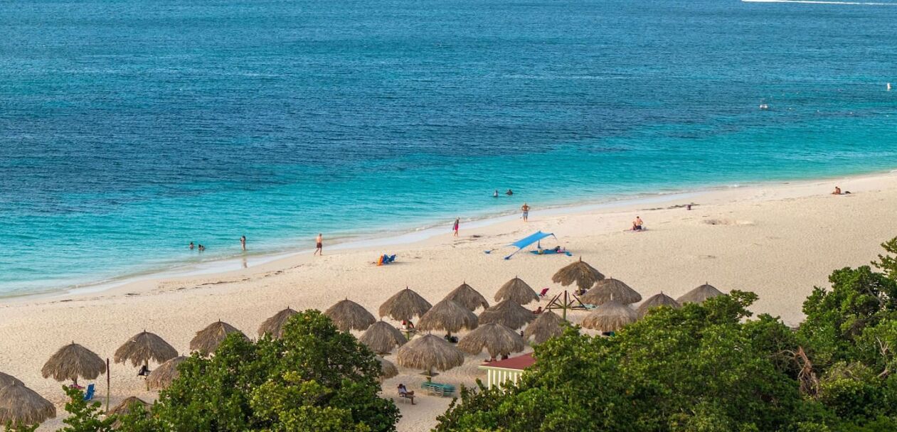 Beach nearby, sun loungers, beach towels
