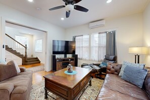 TV, stereo - Relaxing river-view home with private patio, grill, covered balcony, & W/D (Hood River)