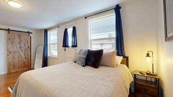 3 bedrooms, iron/ironing board, internet, bed sheets