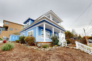 Exterior - Relaxing river-view home with private patio, grill, covered balcony, & W/D (Hood River)