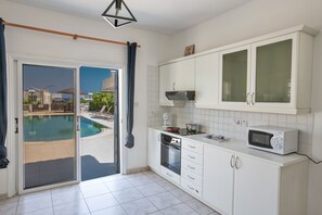 Fridge, microwave, oven, stovetop - Protaras Fig Tree Bay Villa Jv4 (Protaras)