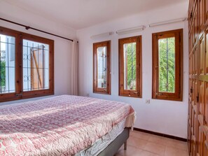 3 bedrooms, iron/ironing board, free Internet, bed sheets