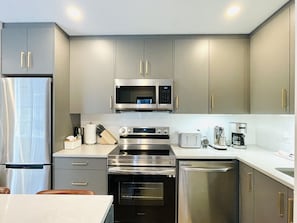 Refrigerador, microondas, horno y parrilla de estufa