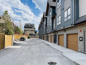 Exterior - Joe’s Brand New 2 King Bedrooms Townhome in Canmore (License: RES-10681) (Canmore)
