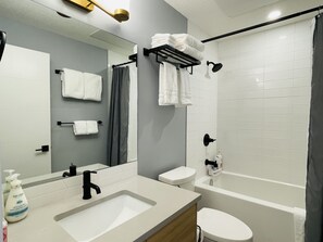 Combined shower/bathtub, hair dryer, towels, soap - Joe’s Brand New 2 King Bedrooms Townhome in Canmore (License: RES-10681) (Canmore)