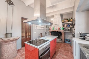 Kylskåp, mikrovågsugn, ugn och spishäll