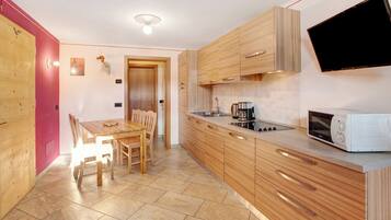 Een koelkast, een magnetron, een oven, een kookplaat