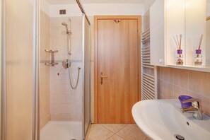 Suihku, ilmaiset hygieniatuotteet, hiustenkuivaaja, pyyhkeet