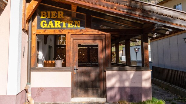 Un edificio de madera con un letrero que dice "BIER GARTEN".