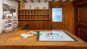 Un mostrador de recepción con un letrero que dice "villa for you" y un interior de madera con una puerta y estanterías de madera.