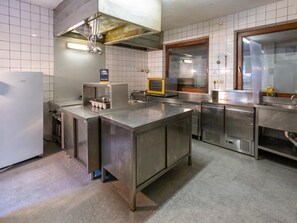 Fridge, microwave, oven, stovetop - Spacious group house with private sauna (Sölden-Längenfeld)