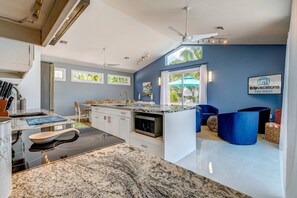 Kühlschrank, Mikrowelle, Geschirrspüler