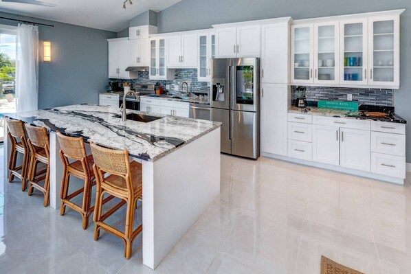 Kühlschrank, Mikrowelle, Geschirrspüler