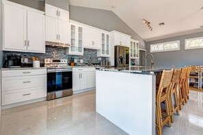 冷蔵庫、電子レンジ、食器洗い機、コーヒー / ティーメーカー