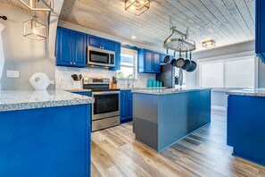 Refrigerador, microondas, lavavajillas y cafetera y tetera 