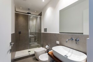 Douche, articles de toilette gratuits, sèche-cheveux