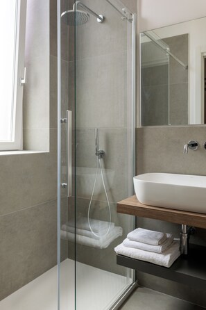 Dusche, kostenlose Toilettenartikel, Haartrockner