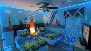 Habitación con dos camas, ventilador de techo y luces LED.
