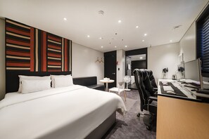 Decoración personalizada, muebles diferentes y escritorio 