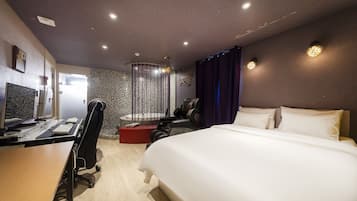 Suite (Couple PC) | 1 chambre, décor unique, ameublement unique, bureau