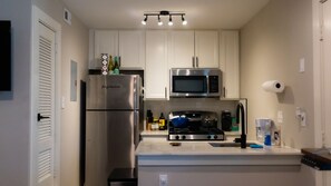 Fridge, microwave, oven, stovetop - Hyde Park Getaway (Austin)