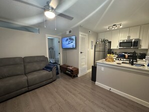 Smart TV, libri, monitor per computer