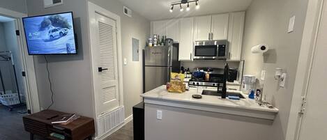 Kjøleskap, mikrobølgeovn, ovn og kokeplater