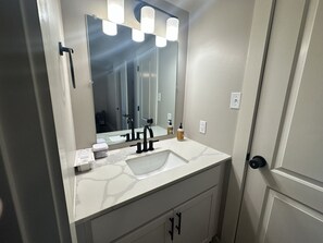 Combinazione doccia/vasca, asciugamani, sapone, shampoo