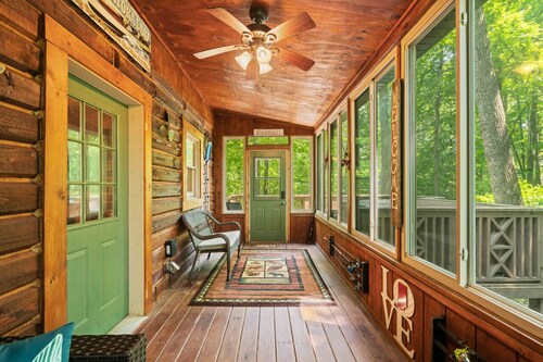 Great Location 4 minutes from Patoka Lake Entrance with Hot Tub!