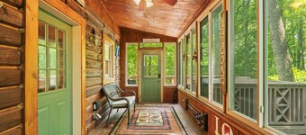 Great Location 4 minutes from Patoka Lake Entrance with Hot Tub!