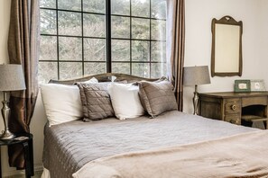 4 bedrooms, iron/ironing board, free WiFi