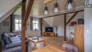 Fernseher, Kamin, Bücher, Stereoanlage